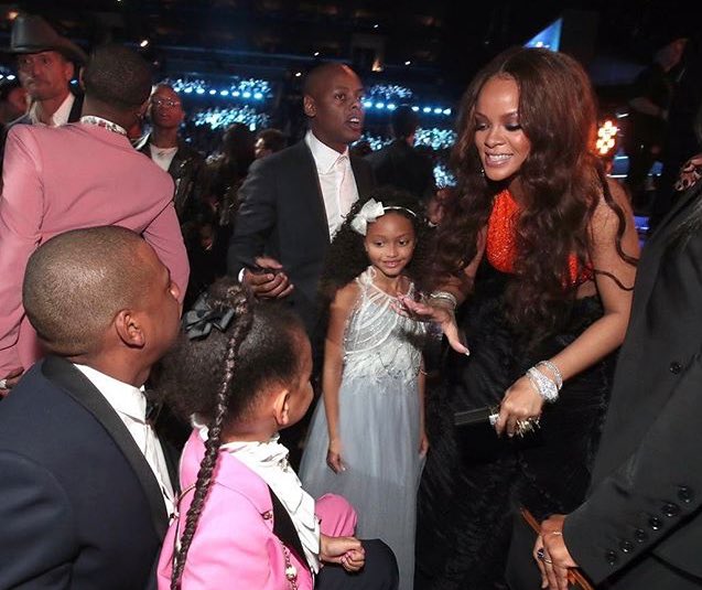radiomixfm's tweet photo. Rihanna foi paparicar a sobrinha! #GRAMMYs https://t.co/RQDnX9FAUg