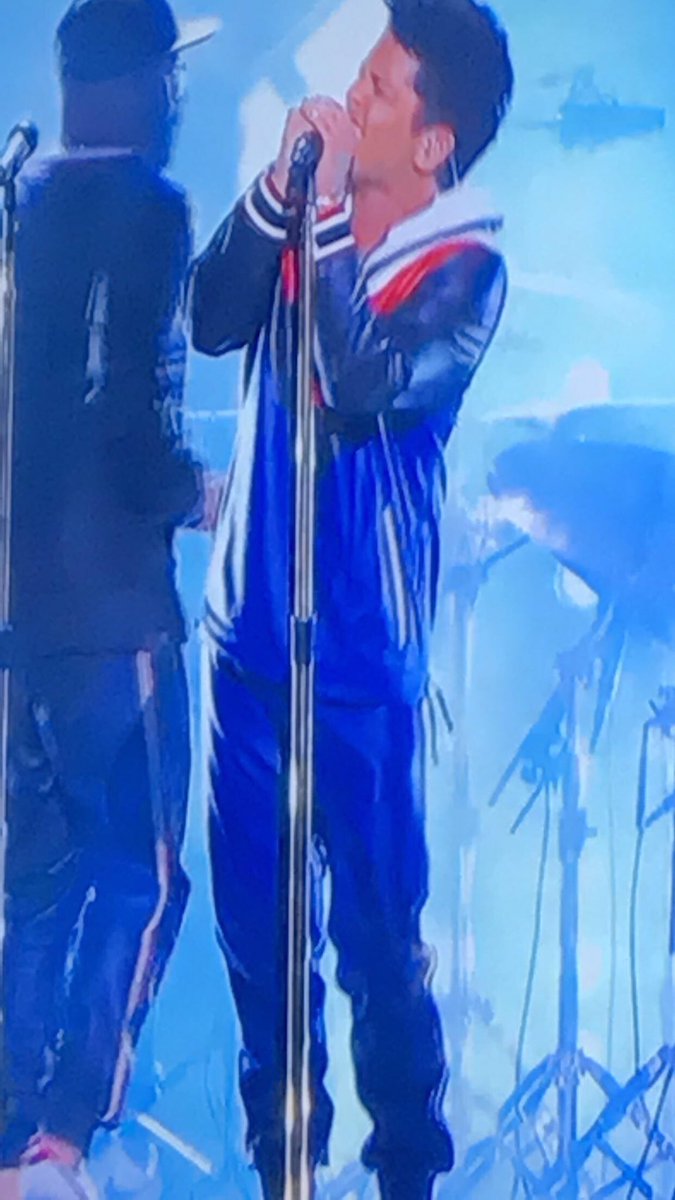DoctorFreudSTAT's tweet photo. Because it's an @BrunoMars concert where they're happening to give out #GRAMMYs #crush https://t.co/6U0wrNpJvX