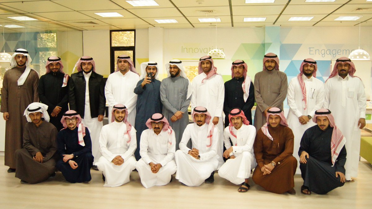 alumni_cbe's tweet photo. جانب من حفل الخريجين 371 يوم الأحد 15/5/1437 هـ. https://t.co/QxgxZx6Mwh