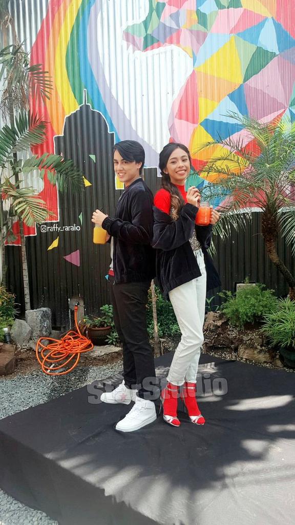 mwtrendsetter's tweet photo. MayWard's BTS for SSM Photshoot👫💕

#FebIbig
#MayWardInStarStudio
#PBBHarapangNomi
Credits: IG Story | @StarStudioMag https://t.co/Dw1vEA225g
