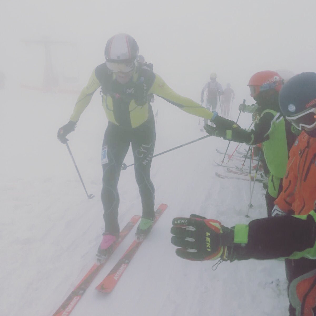 Supervivientes en Pajares. El temporal de nieve, niebla y ventisca marca la Ski Race Cuitu Negro ⛷ bit.ly/2kI55P3 #skimo #Asturias