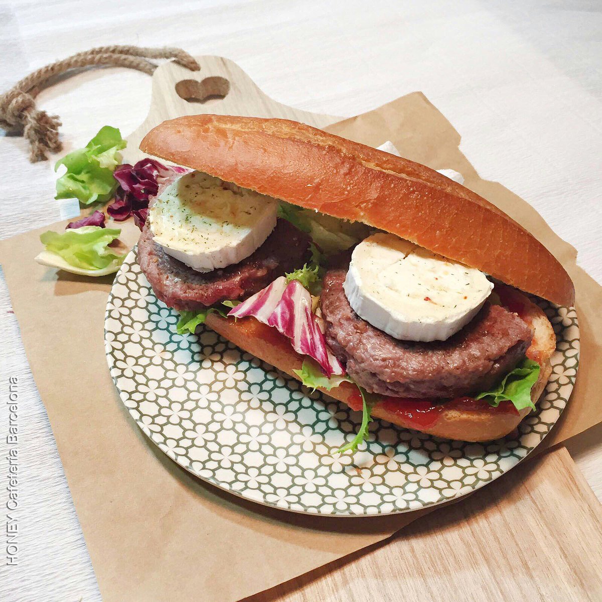 El bocata Irlandés...Suave mermelada de tomate con ensalada, burger de ternera y queso de cabra. Lo mejor de la semana te está esperando 😍