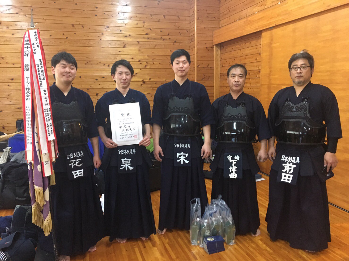 全日本武道具 日本剣道具製作所 公式 Twitterren 2月11日 土 座論梅剣道大会 宮崎 日本剣道具製作所と混合で出場し 2連覇することができました 関係者の皆様ありがとうございました 卒業記念品や新入学準備で注文が大変込み合ってきています ご購入をお考え