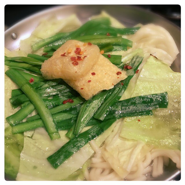 銀座ol Yumi 銀座ほんじん本店 でもつ鍋ランチ 1000円 3種類から塩味を選択 もつでコラーゲン取得 ニラや大蒜が効いて健康にも良さそう 冬はやっぱり鍋だなぁ 細長い3階建に和風の店内はちょっと味な感じ 3階は屋根裏部屋です 銀座 もつ鍋