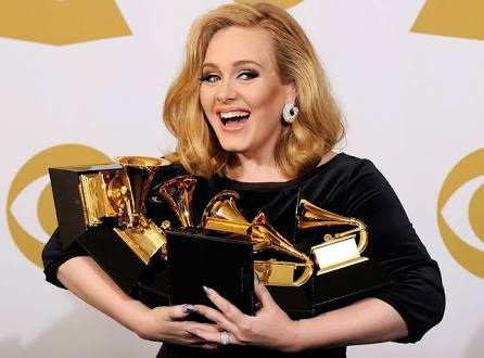 cholofinope's tweet photo. QUE ESTÁN ESPERANDO, APÚRENSE Y ESCONDAN LOS #GRAMMYS QUE @Adele SE LOS QUIERE LLEVAR TODOS COMO EN EL 2012. https://t.co/7zMiyMWGgm