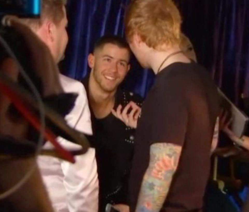 ashesnotes's tweet photo. Quedate con quien te mire como Nick Jonas mira a Ed Sheeran 💕😍🙊 #Grammys https://t.co/kmgaYWJjwn