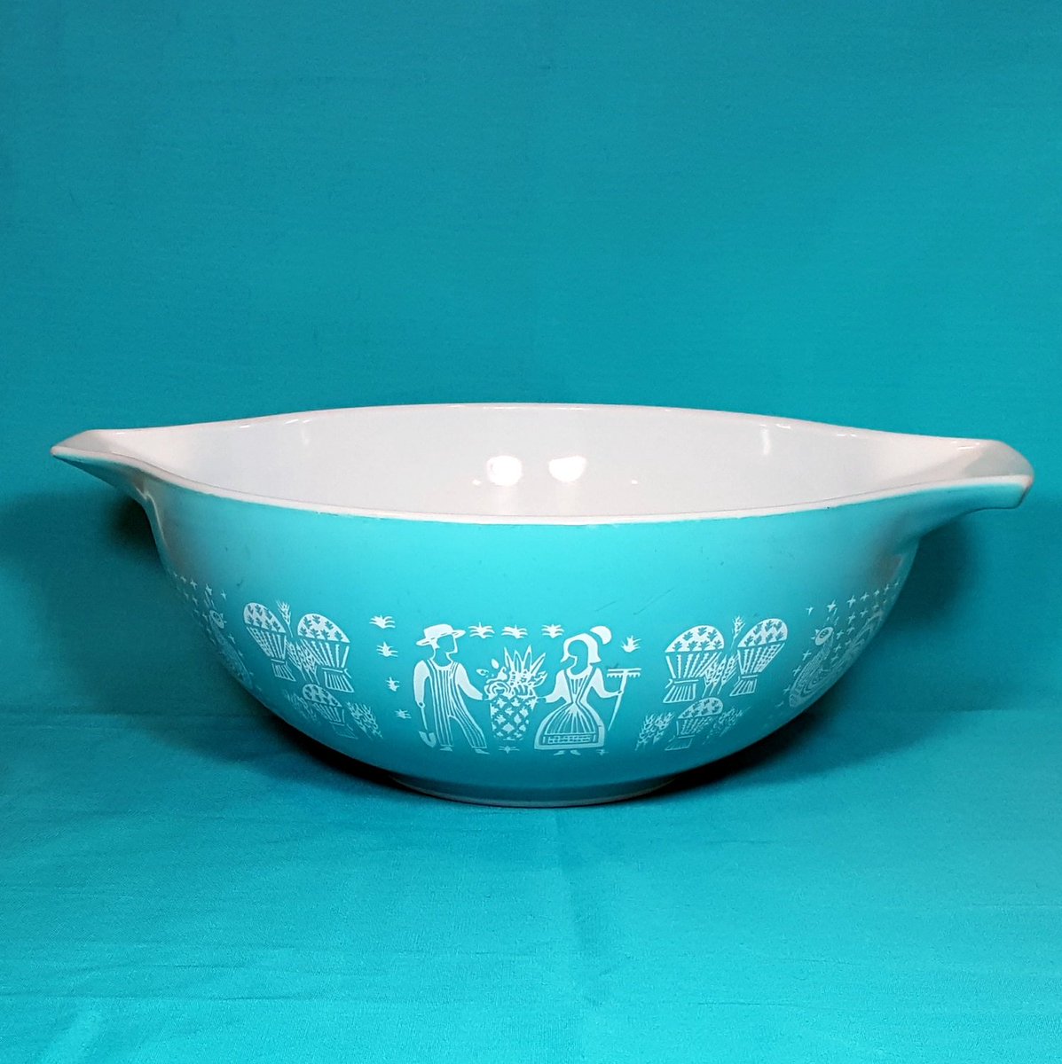 LastTangoVtg's tweet photo. VINTAGE PYREX BUTTERPRINT Mixing Bowl 4qt Turquoise Cinde… https://t.co/U3rXRXPO6L #LastTangoVintage #LargePyrexBowl https://t.co/yamZyAtvwy