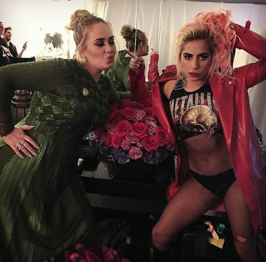 InfoGagaPy's tweet image. Lady Gaga junto a Adele en el backstage de los #Grammys 😍👑