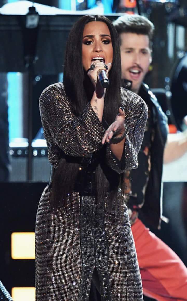 Goldenlve's tweet photo. @ddlovato Like always shining on the stage 👑 The best presentation of the night 😍😍😍💖 #GRAMMYs https://t.co/fVPicp48lW