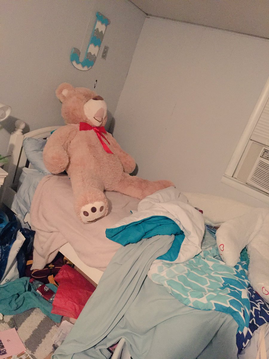 TheRitzRoomies's tweet photo. Roomie Jess is on night 13 of not sleeping in her own bed :/ #bfprobs https://t.co/uKhlQe9snn