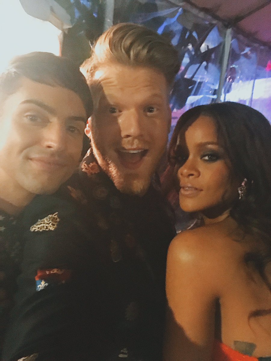 SUP3RFRUIT's tweet photo. QUEEN RIRI #GRAMMYs @rihanna https://t.co/Ae0woLnr3r