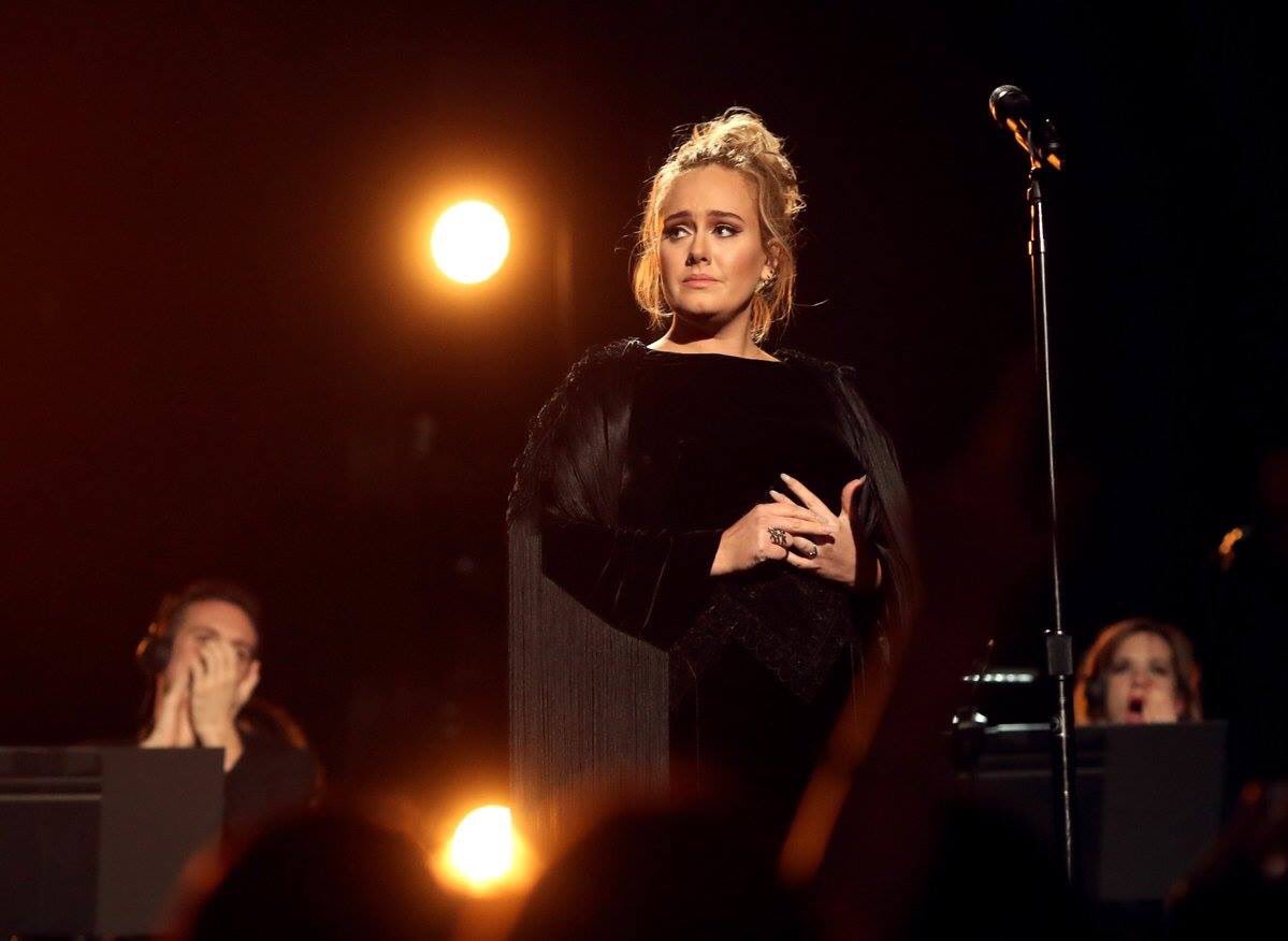 ADELE_THAILAND's tweet photo. เมจร้องไห้ทั้งงานเลย 5555555 โอ้นเอ็นดู ทำไมน่ารักแบบนี่คะ! //เสียงเมจดูแปลกๆไปนะ หรือไม่ได้ยินนานเลยแปลกหู? 🤔 #Grammys #Adele #AdeleTH https://t.co/bwSzUpotZ1