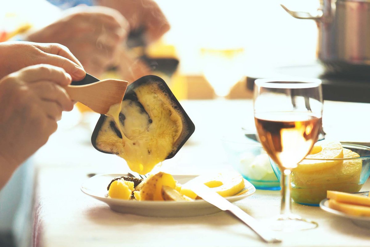 Accords mets et vins d'hiver : quels vins avec les fondues, raclettes et tartiflettes ? bit.ly/2khZDUH #vin #savoie #raclette