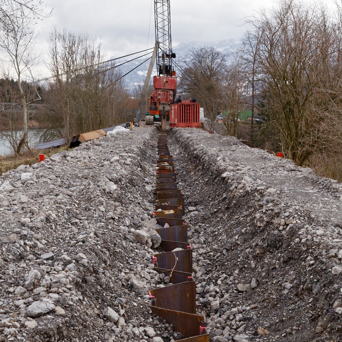 rhone3valais's tweet photo. Illarsaz, achèvement des travaux d’enfoncement de la paroi métallique dans la digue #rhone3 #illarsaz https://t.co/RpVNHnd8Fc