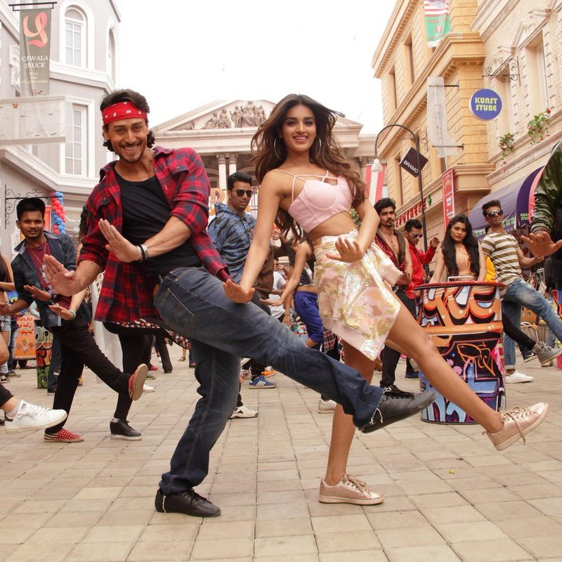 ZeeCinemaME's tweet photo. Check out the first look of @iTIGERSHROFF and #NidhiAgerwal from their upcoming movie #MunnaMichael
#ZeeCinemaME https://t.co/K9JvunOyKO