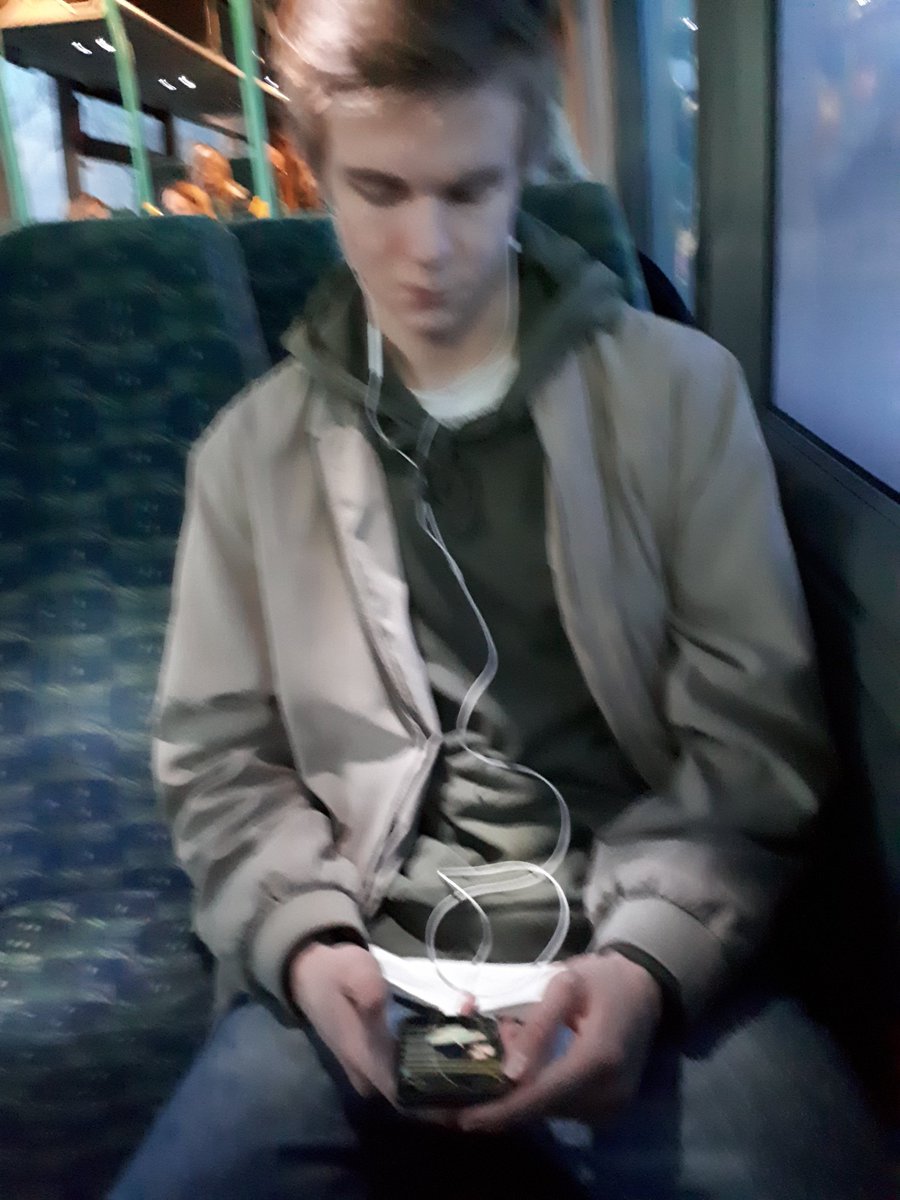 DHvorvarp's tweet photo. Så kører man lige i en ny bus og ham der følger efter mig heletiden #TwitterBanden #Snullerne #DueLorten https://t.co/w1qhrqAwX4