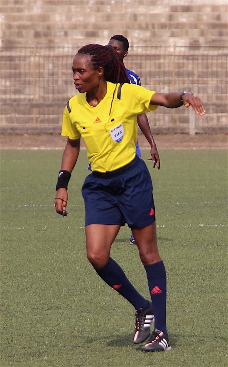 FTF_tg's tweet photo. Reprise des championnats D1 et D2. Ici Mme AMEGEE Aissata, arbitre.#Ftfinfos https://t.co/HRuO3H0FHa