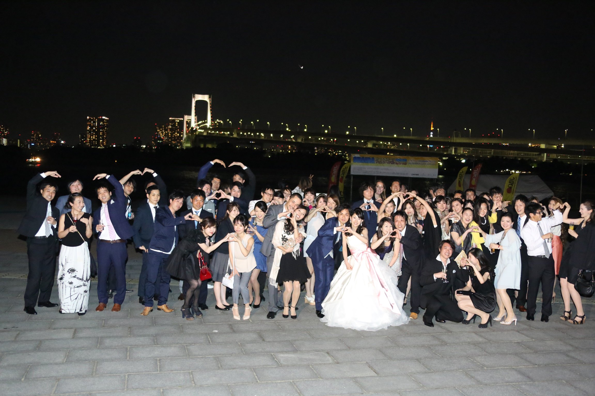 アクエリウムお台場東京 ヒルトンお台場 お台場ビーチで集合写真 主役はレッツダンシング ２次会 結婚式二次会では結婚式 で使ったお花や受付グッズを持ち込んで準備しましょう プロフィールdvdなど受付時に流しておくと待ち時間も楽しくなります 受付を