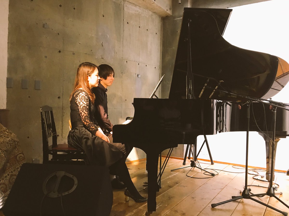 elephant_aya's tweet photo. 下北沢へいったのは大好きで止まない親友のライブヘ行ったから♡
何があっても彼女はいつもあややの味方でいてくれます。
出会ってくれてありがとう^^
心からう思える人。
#彼女の歌声は魔法
久々のゆっくんにも会えて嬉しかったー!
#彼の歌声もまたすてき
#WSTY
#ピアノも素敵 https://t.co/vJ7cJMRYBq