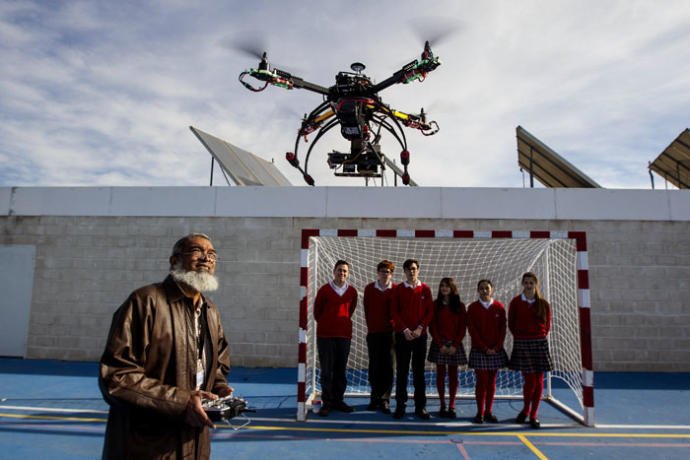 malagadronetech's tweet photo. @DiarioSur se hace eco de las clases de @malagadronetech en el @ColegioEP https://t.co/EutHYjFSuz https://t.co/TJJjxoXVvL