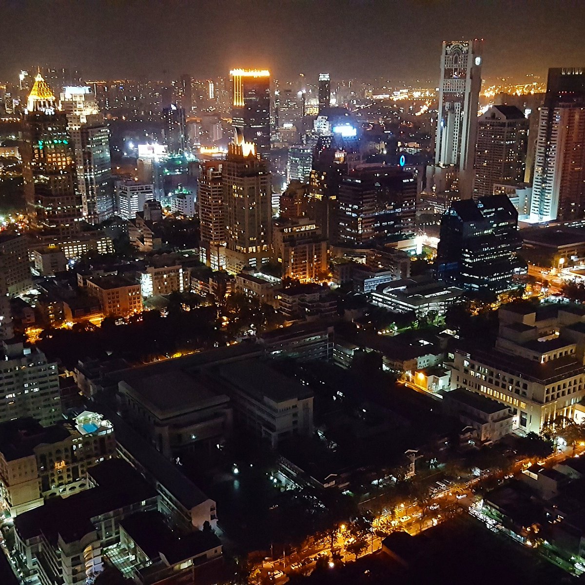 jmin89's tweet photo. Bangkok from the top at night taken from #cloud47 #photography #beautiful #skyline #nightlife #bangkok #travel #travellife #travelblogger https://t.co/7YGgoWN1lB