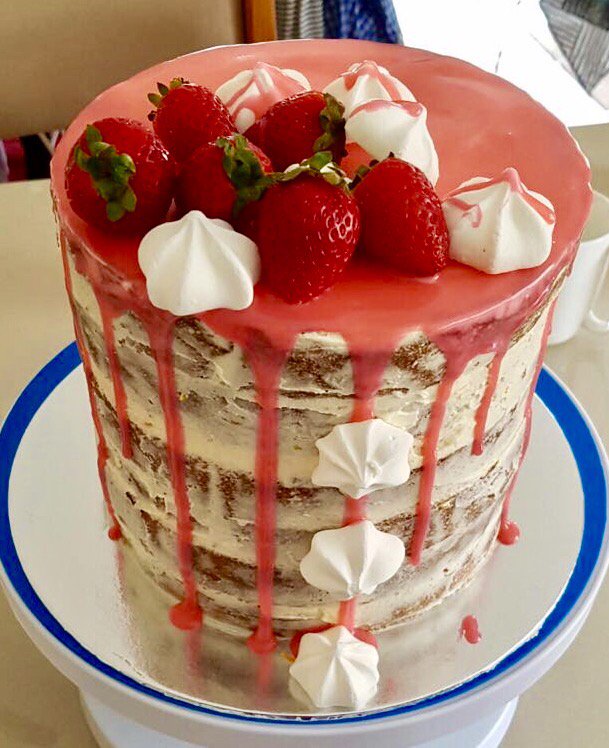 freshnjeri's tweet photo. How beautiful is this cake, wish I could take credit for it but I can't. This here is my sisters @MshikuMiriam work. https://t.co/rSWT1OR2d1