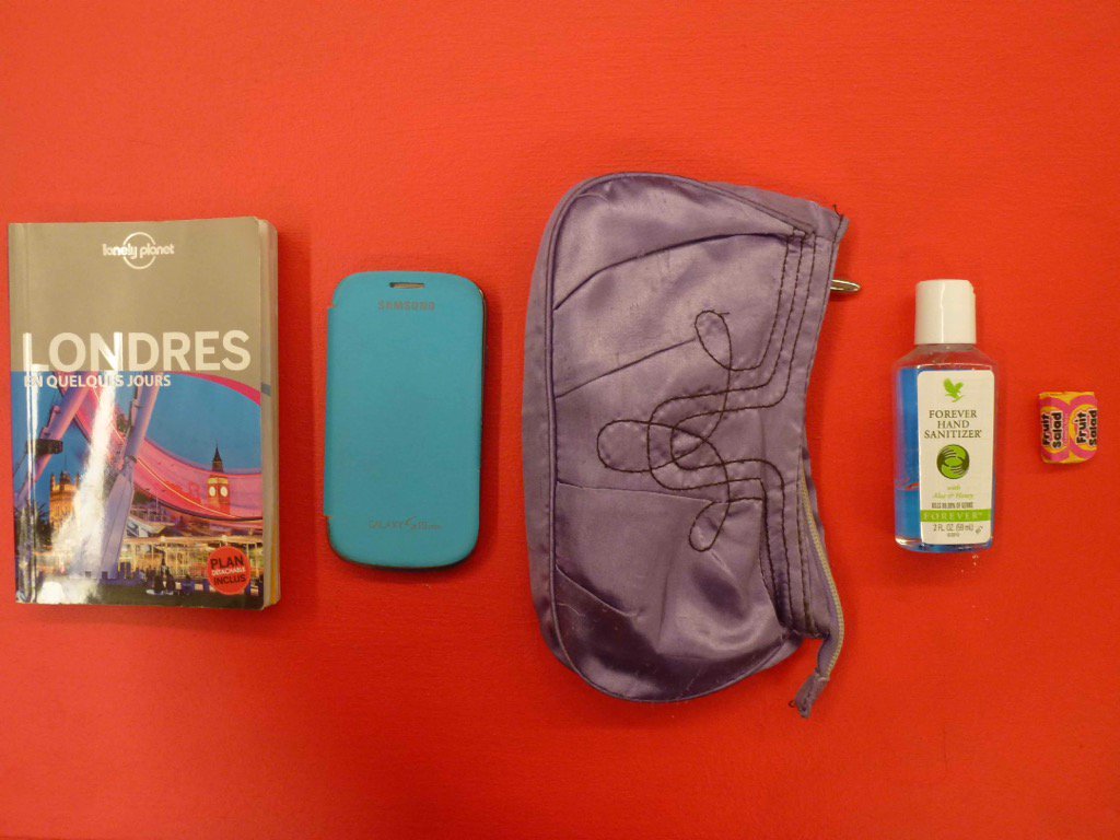ania_bas's tweet photo. Contents of my handbag organised by weight #emptyplinth #tatefamilies https://t.co/IhuPkpT4GN