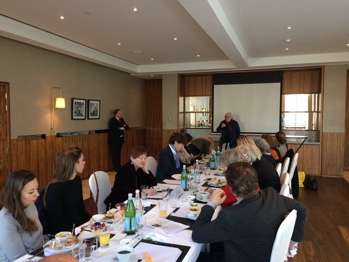 artzuid's tweet photo. Inspiring press presentation by curator Rudi Fuchs about ARTZUID 2017 @HiltonAmsterdam #artzuid2017 #monumental #abstract #sculptures https://t.co/chdowOSNpr