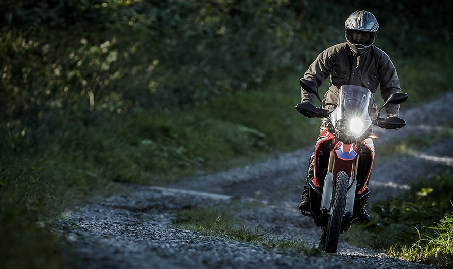 Honda Bike ホンダ バイク على تويتر ダカールラリー参戦マシンcrf450 Rallyのフォルム 開発ノウハウを受け継いだ250ccアドベンチャーモデル Crf250 Rally 2 から発売 T Co Iymav1avrx