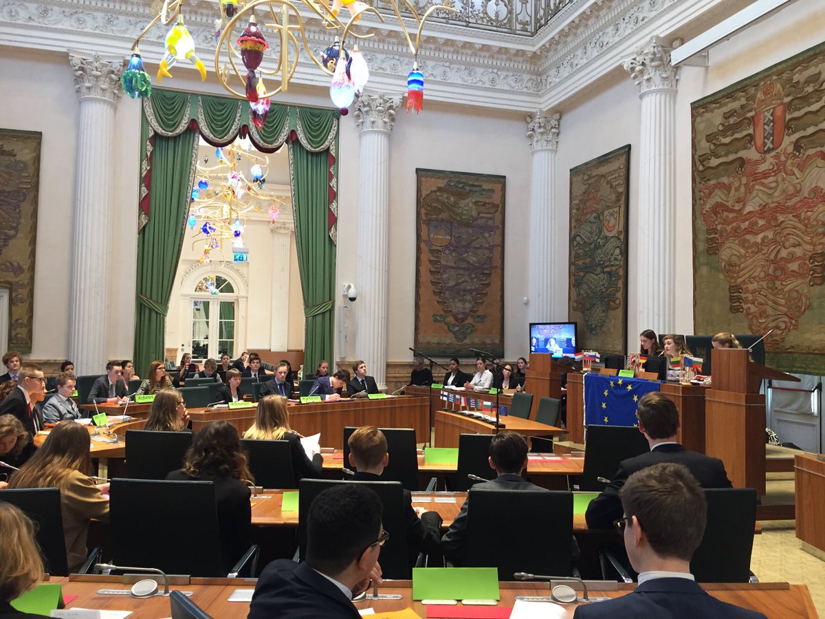 ProvincieNH's tweet photo. Voorronde Model European Parliament in onze Statenzaal. Jongeren doen ervaring op in een simulatie van het Europees Parlement #MEP #MEP2017 https://t.co/CFwA1jXWcD