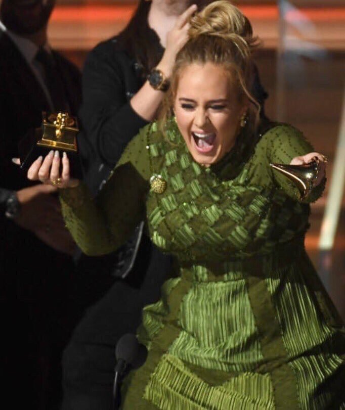 SamiSlimani's tweet photo. Der Moment als Adele ihren Grammy zerbricht, um die andere Hälfte Beyonce zu geben...😍 https://t.co/PmbuHLZwXF