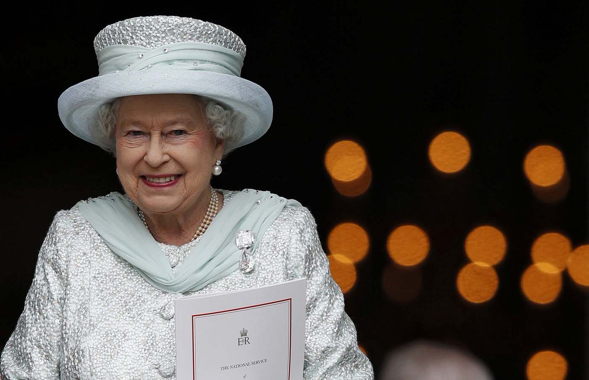 jist_news's tweet photo. To run Queen’s Twitter account, Buckingham Palace is offering a salary of £30,000 a year  https://t.co/Lc9h1rDgAu https://t.co/m8FkmUqN0F