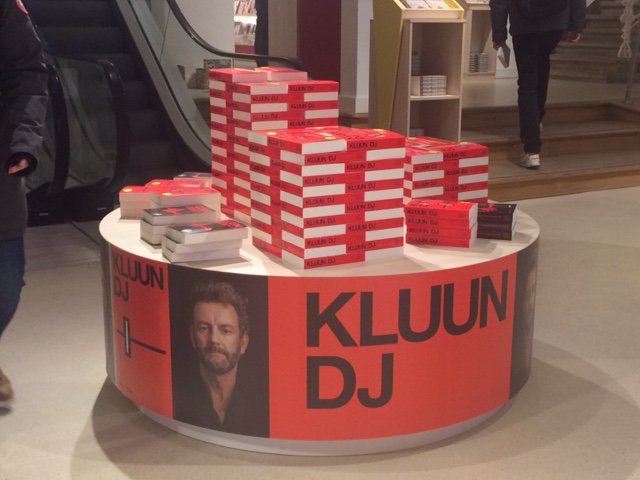 uitg_podium's tweet photo. DJ van @kluun ligt er mooi bij, in @ScheltemaBoek in Amsterdam. #DJ #KluunDJ @KluunDJ. Koop het boek en ontvang gratis het e-book! https://t.co/GoiMFvbUpF