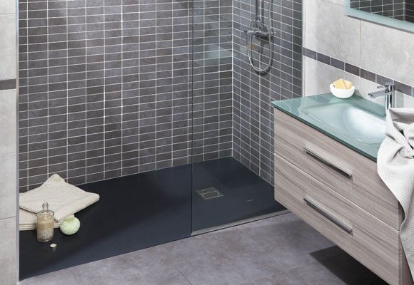 Cambia tu bañera por plato de ducha ¡es más práctico! Con un plato imitación pizarra tendrás un baño moderno y elegante ¡consúltanos! 🚿🚿🚿