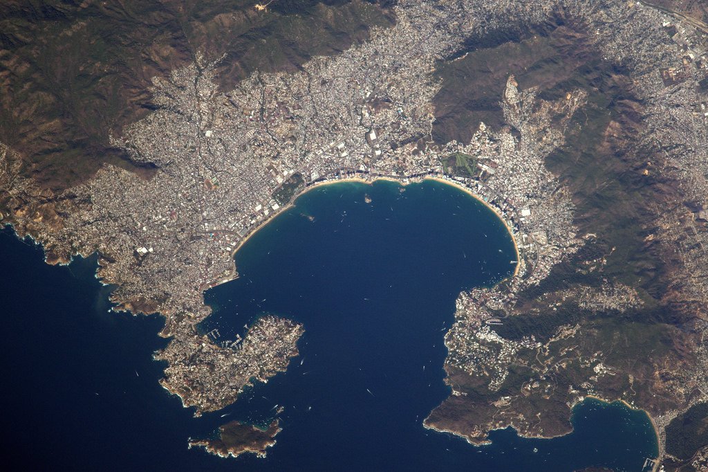 Thom_astro's tweet image. Un peu de soleil: #Acapulco et la magnifique baie de Santa Lucia apparemment très fréquentée, vu le nombre de bateaux qui s’y pressent 🇲🇽