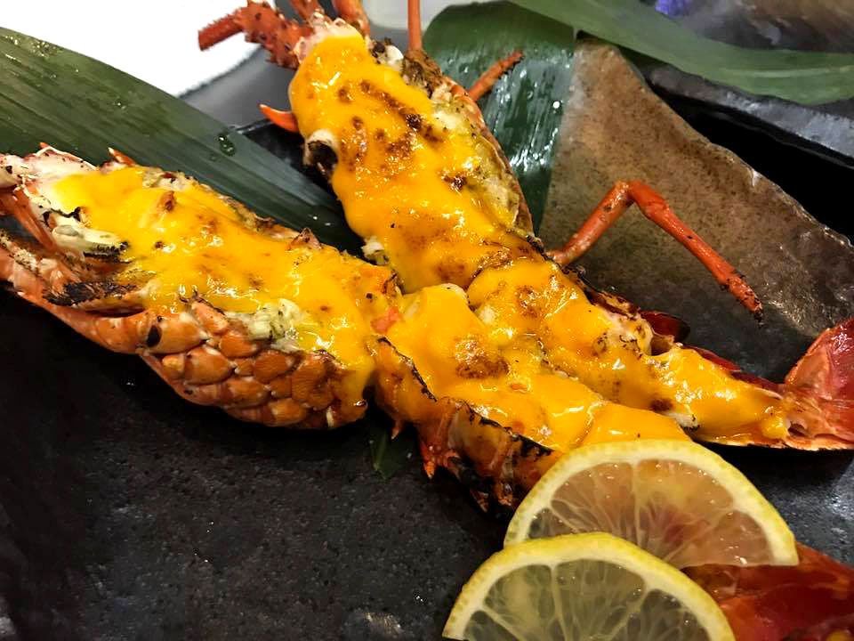 沖縄料理ちぬまん国際通り牧志店 伊勢海老のウニソース焼き 伊勢海老だけでも美味しいのになんとウニソース迄かかって はー なんて贅沢な 絶賛発売中です 貴女もちぬまん牧志店で盛り上がりましょう お問合せ 098 941 0998 T Co