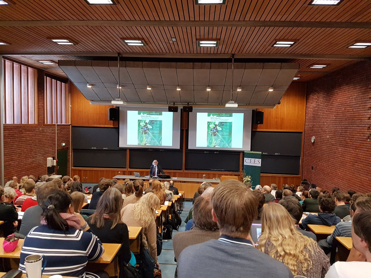 biovitenskap's tweet photo. Happy #darwinday2017 ! Helt fullt på @Realfagsbibl 
@CEESUiO #evolusjon #biology https://t.co/YiVq0cGxn4