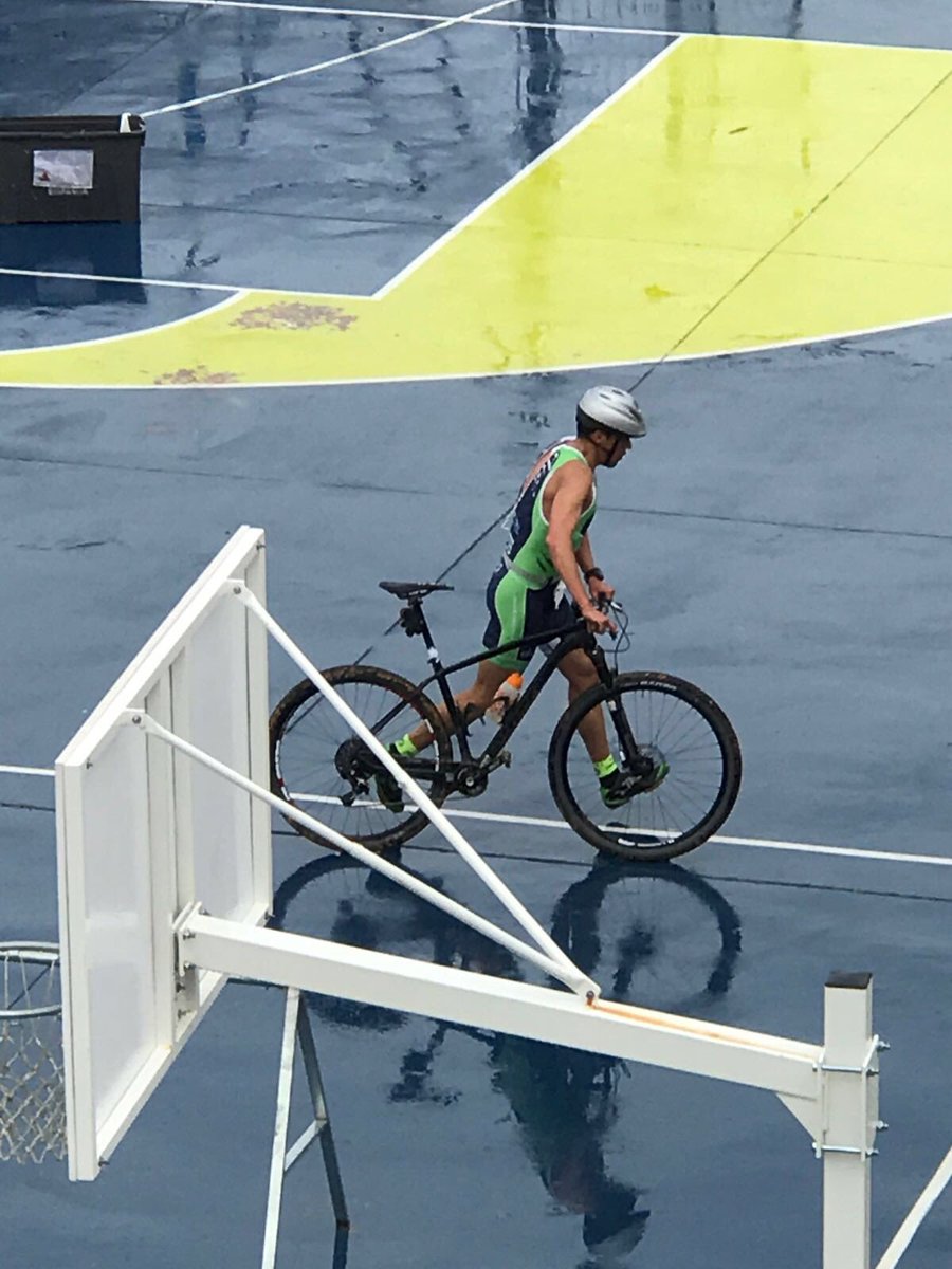 Algunas imágenes del Triatlón Indoor que tuvo lugar ayer en las instalaciones de Simón Verde Sport Family Center.