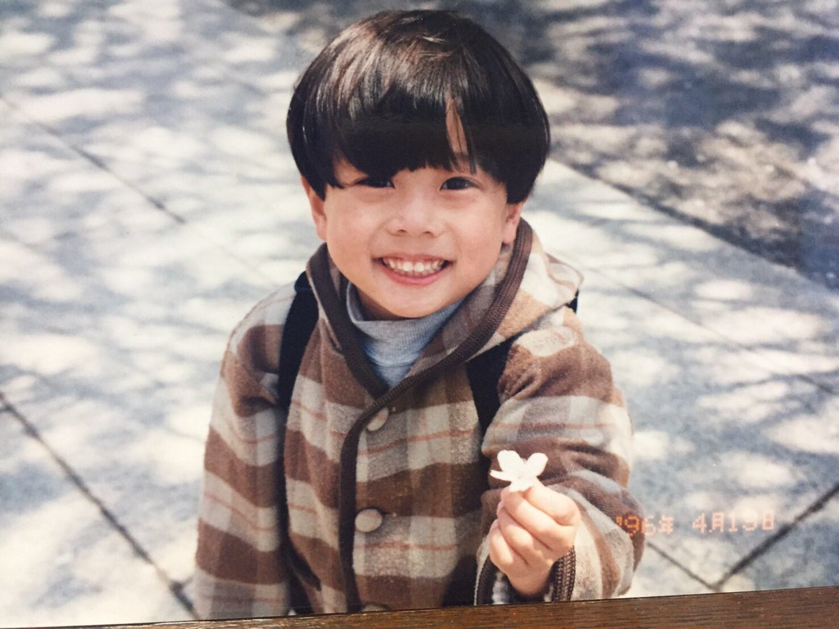 子供の頃の写真と最近の女装写真を並べる 子供の頃の写真と最近の女装写真を並べる