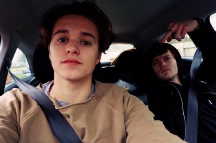 everythingsbws's tweet image. if she stans brad she stans art.