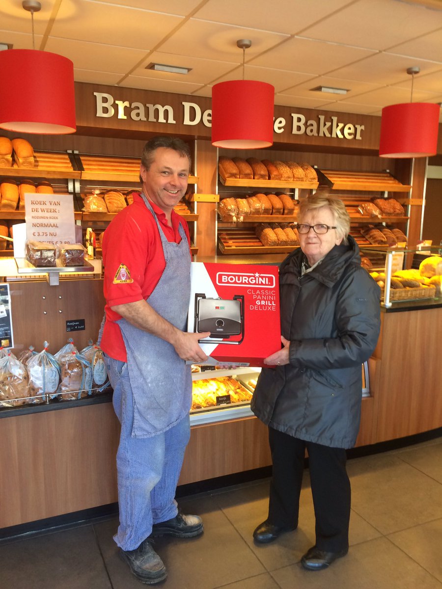 Mevr reuling is de gelukkige prijs winnaar van de panini grill de luxe