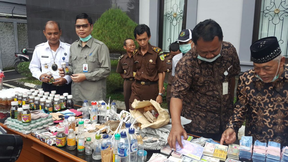 ka5huri's tweet photo. Bersama Kajari Pandeglang memusnahkan barang bukti kasus yang telah inkracht, termasuk kasus yang ditangani @BPOM_Serang https://t.co/9jbNsbqqFa