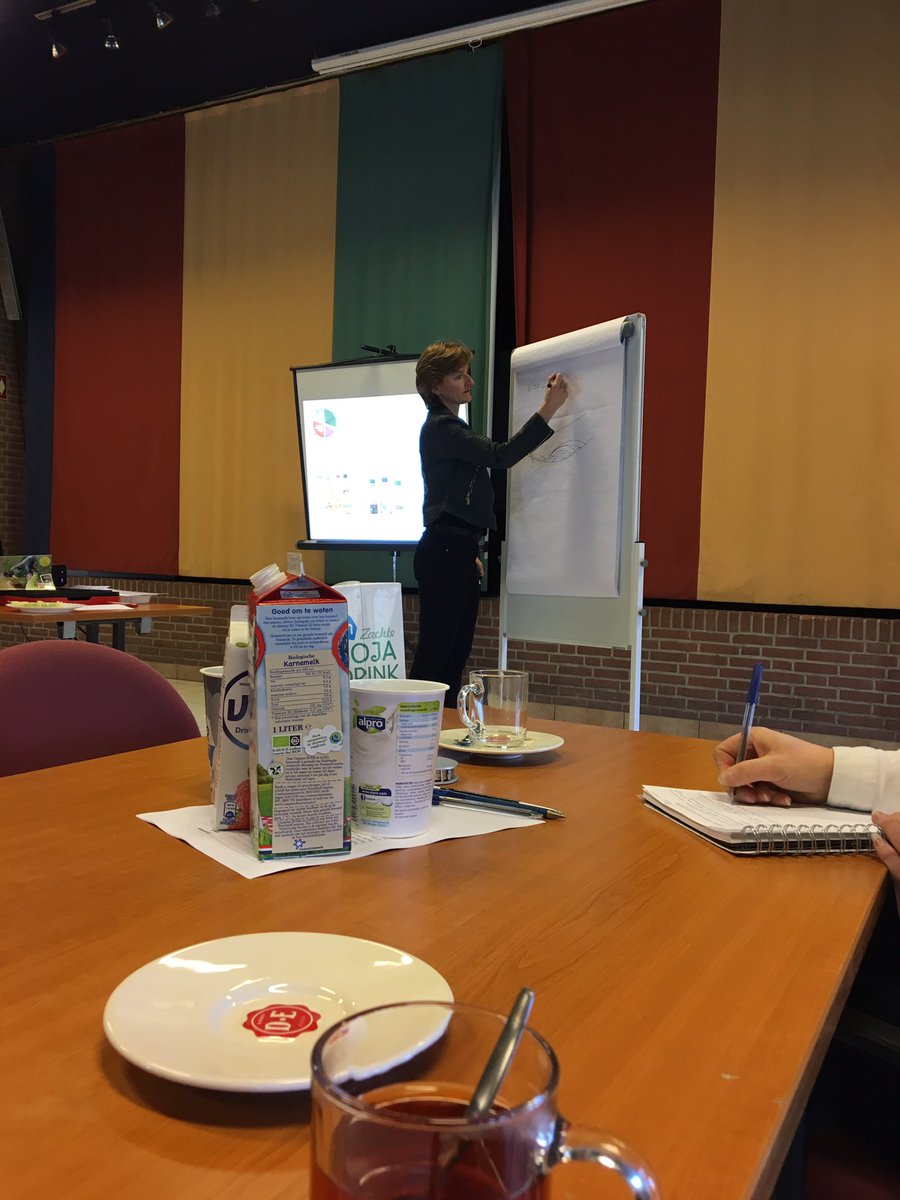 WelzijNeerijnen's tweet photo. Gezonde voedingsbijeenkomst van @ActiefopRecept Karin Grosun van Gruson Gezond legt uit! https://t.co/806oRXr6wm