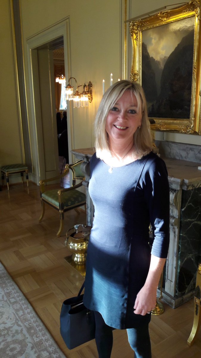 HCHolte's tweet photo. @Arbeidstilsynet s nye direktør Trude V Webb starter dag 1 på jobb standsmessig: revidert #Akrim-strategi m @erna_solberg m fl i Parkvn 45! https://t.co/jquMP47Vi5