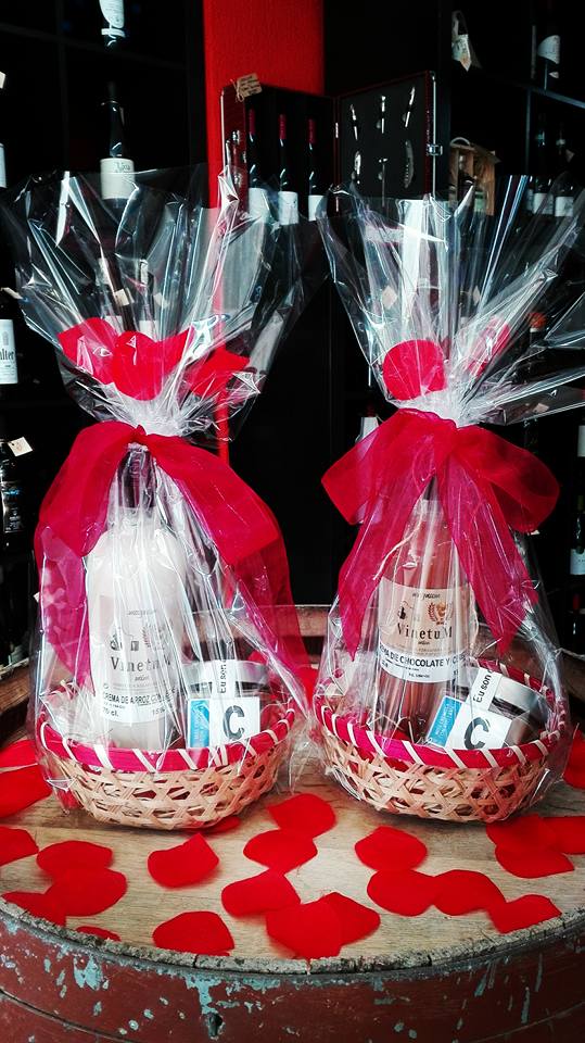 "Cestas Dulces" con crema de arroz con leche o chocolate con cerezas y miel con avellanas #sanvalentin #winelovers #love #loveisintheair