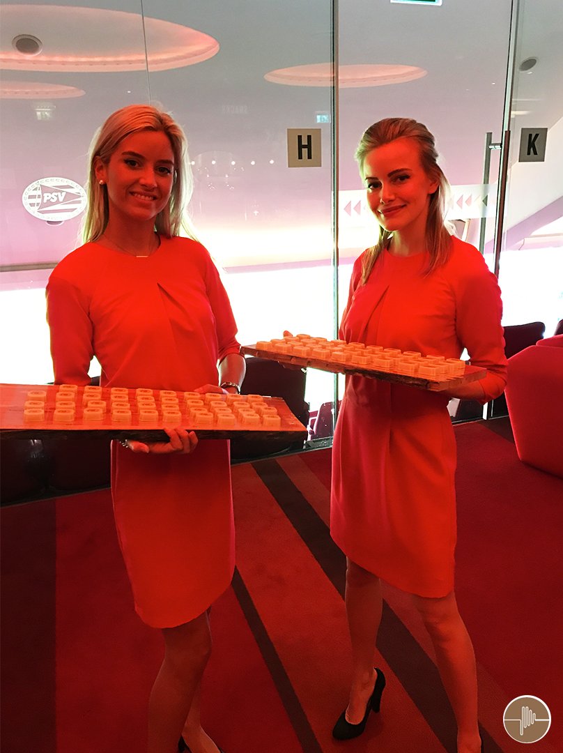 PPulse_'s tweet image. Hier zeg je natuurlijk geen 'nee' tegen! Dit weekend gingen onze dames voor Maison de Boer bij PSV rond met de lekkerste hapjes! :)