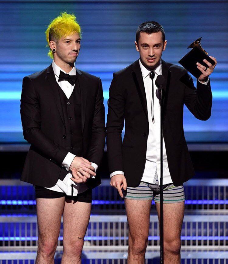 Ничего необычного, просто twenty one pilots вышли на грэмми без штанов #Грэмми #GRAMMYs