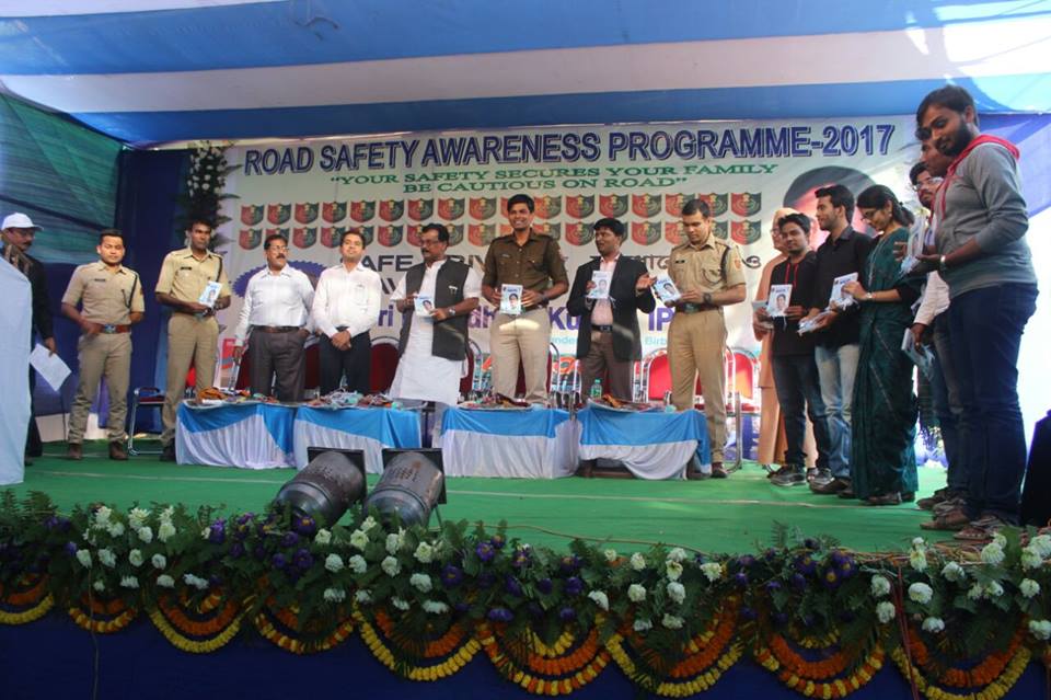 WBPolice's tweet photo. #RoadSafetyAwarenessProgram by #BirbhumDistrictPolice at Suri. Large no of local people including students participated https://t.co/CyyKANdTzt