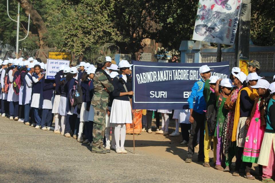WBPolice's tweet photo. #RoadSafetyAwarenessProgram by #BirbhumDistrictPolice at Suri. Large no of local people including students participated https://t.co/CyyKANdTzt