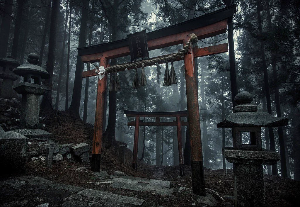 これが日本って信じられる！？物陰から敵が出てきそうで怖い神社がこれwww